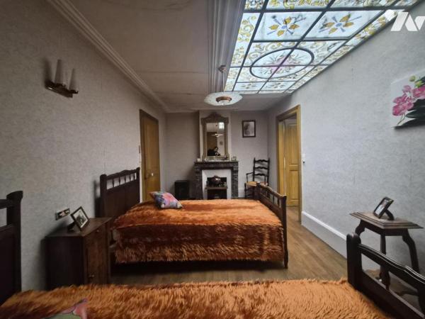 MAISON DE VILLE , 5 CHAMBRES AVEC JARDIN ET DEPENDANCES
