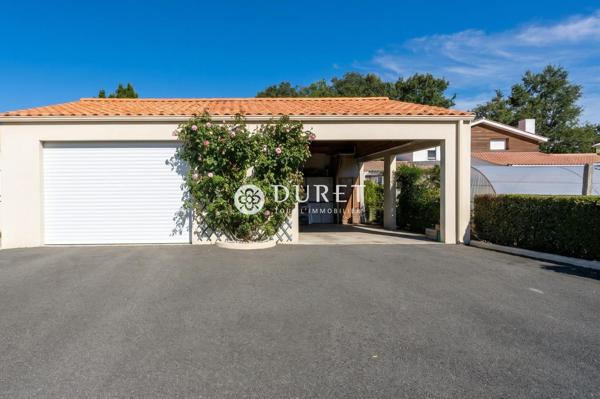 Plain-pied aux beaux volumes, proche du centre-ville