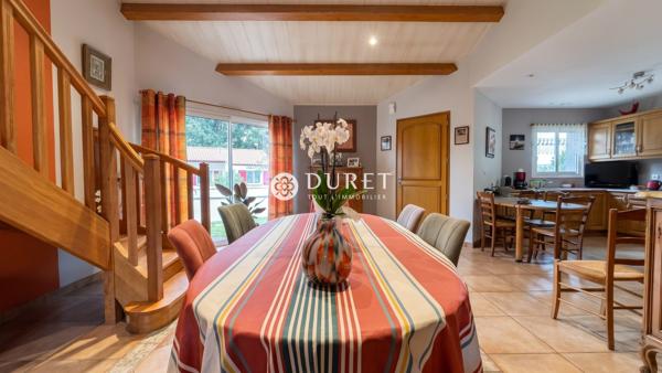 Plain-pied aux beaux volumes, proche du centre-ville