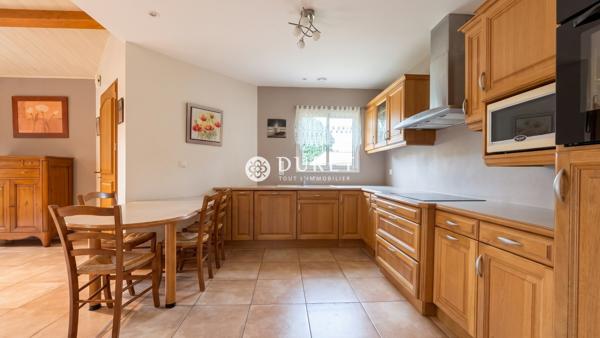 Plain-pied aux beaux volumes, proche du centre-ville