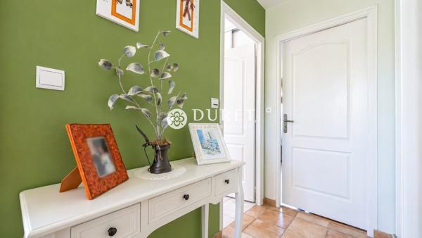 Plain-pied aux beaux volumes, proche du centre-ville