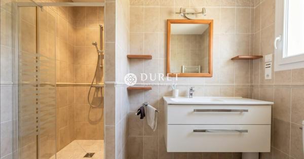 Plain-pied aux beaux volumes, proche du centre-ville