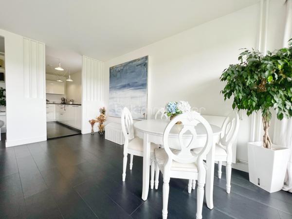 MARLY LE ROI, Résidence LES VERGERS. Situé à 12 mn à pied de la gare de Marly le roi et 5 mn en bus, 1 mn du centre commercial, appartement 3 pièces de 71m² environ REFAIT TOTALEMENT AVEC DES MATERIAUX DE QUALITE !
Franchissez l'entrée, pour découvrir un séjour en accès direct sur un beau balcon de 13 m² exposé SUD. Sa cuisine totalement équipée a été refaite il y a un 3ans.
Coté nuit, une première chambre avec un accès sur le balcon, une superbe salle de bains avec fenêtre, une deuxième chambre avec rangements sur-mesure exposé nord, un WC séparé avec lave-main et un dressing. Mes principaux ATOUTS sont : REFAIT ENTIEREMENT, Vue dégagée, Triple exposition, harmonie des sols, double vitrage et volets changés il y a 3 ans, CALME, copropriété de STANDING sécurisée (portail électrique à l'entrée de la résidence et gardien jour et nuit). UN EMPLACEMENT IDEAL! il se complète d'une cave et d'un parking en sous sol. Posez vos valises en le visitant avec votre Conseiller immobilier disponible 7j/7 !