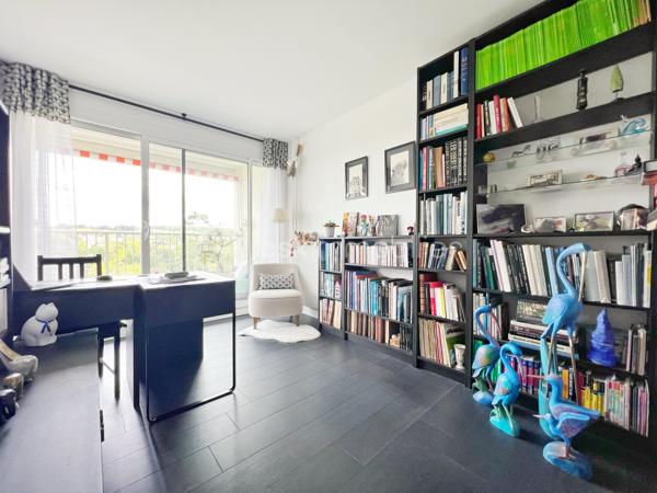 MARLY LE ROI, Résidence LES VERGERS. Situé à 12 mn à pied de la gare de Marly le roi et 5 mn en bus, 1 mn du centre commercial, appartement 3 pièces de 71m² environ REFAIT TOTALEMENT AVEC DES MATERIAUX DE QUALITE !
Franchissez l'entrée, pour découvrir un séjour en accès direct sur un beau balcon de 13 m² exposé SUD. Sa cuisine totalement équipée a été refaite il y a un 3ans.
Coté nuit, une première chambre avec un accès sur le balcon, une superbe salle de bains avec fenêtre, une deuxième chambre avec rangements sur-mesure exposé nord, un WC séparé avec lave-main et un dressing. Mes principaux ATOUTS sont : REFAIT ENTIEREMENT, Vue dégagée, Triple exposition, harmonie des sols, double vitrage et volets changés il y a 3 ans, CALME, copropriété de STANDING sécurisée (portail électrique à l'entrée de la résidence et gardien jour et nuit). UN EMPLACEMENT IDEAL! il se complète d'une cave et d'un parking en sous sol. Posez vos valises en le visitant avec votre Conseiller immobilier disponible 7j/7 !