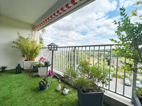 MARLY LE ROI, Résidence LES VERGERS. Situé à 12 mn à pied de la gare de Marly le roi et 5 mn en bus, 1 mn du centre commercial, appartement 3 pièces de 71m² environ REFAIT TOTALEMENT AVEC DES MATERIAUX DE QUALITE !
Franchissez l'entrée, pour découvrir un séjour en accès direct sur un beau balcon de 13 m² exposé SUD. Sa cuisine totalement équipée a été refaite il y a un 3ans.
Coté nuit, une première chambre avec un accès sur le balcon, une superbe salle de bains avec fenêtre, une deuxième chambre avec rangements sur-mesure exposé nord, un WC séparé avec lave-main et un dressing. Mes principaux ATOUTS sont : REFAIT ENTIEREMENT, Vue dégagée, Triple exposition, harmonie des sols, double vitrage et volets changés il y a 3 ans, CALME, copropriété de STANDING sécurisée (portail électrique à l'entrée de la résidence et gardien jour et nuit). UN EMPLACEMENT IDEAL! il se complète d'une cave et d'un parking en sous sol. Posez vos valises en le visitant avec votre Conseiller immobilier disponible 7j/7 !