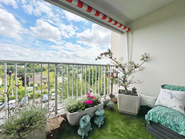 MARLY LE ROI, Résidence LES VERGERS. Situé à 12 mn à pied de la gare de Marly le roi et 5 mn en bus, 1 mn du centre commercial, appartement 3 pièces de 71m² environ REFAIT TOTALEMENT AVEC DES MATERIAUX DE QUALITE !
Franchissez l'entrée, pour découvrir un séjour en accès direct sur un beau balcon de 13 m² exposé SUD. Sa cuisine totalement équipée a été refaite il y a un 3ans.
Coté nuit, une première chambre avec un accès sur le balcon, une superbe salle de bains avec fenêtre, une deuxième chambre avec rangements sur-mesure exposé nord, un WC séparé avec lave-main et un dressing. Mes principaux ATOUTS sont : REFAIT ENTIEREMENT, Vue dégagée, Triple exposition, harmonie des sols, double vitrage et volets changés il y a 3 ans, CALME, copropriété de STANDING sécurisée (portail électrique à l'entrée de la résidence et gardien jour et nuit). UN EMPLACEMENT IDEAL! il se complète d'une cave et d'un parking en sous sol. Posez vos valises en le visitant avec votre Conseiller immobilier disponible 7j/7 !
