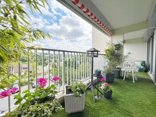 MARLY LE ROI, Résidence LES VERGERS. Situé à 12 mn à pied de la gare de Marly le roi et 5 mn en bus, 1 mn du centre commercial, appartement 3 pièces de 71m² environ REFAIT TOTALEMENT AVEC DES MATERIAUX DE QUALITE !
Franchissez l'entrée, pour découvrir un séjour en accès direct sur un beau balcon de 13 m² exposé SUD. Sa cuisine totalement équipée a été refaite il y a un 3ans.
Coté nuit, une première chambre avec un accès sur le balcon, une superbe salle de bains avec fenêtre, une deuxième chambre avec rangements sur-mesure exposé nord, un WC séparé avec lave-main et un dressing. Mes principaux ATOUTS sont : REFAIT ENTIEREMENT, Vue dégagée, Triple exposition, harmonie des sols, double vitrage et volets changés il y a 3 ans, CALME, copropriété de STANDING sécurisée (portail électrique à l'entrée de la résidence et gardien jour et nuit). UN EMPLACEMENT IDEAL! il se complète d'une cave et d'un parking en sous sol. Posez vos valises en le visitant avec votre Conseiller immobilier disponible 7j/7 !