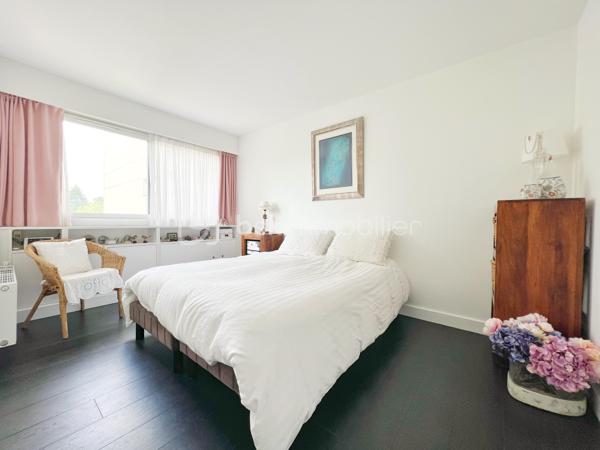 MARLY LE ROI, Résidence LES VERGERS. Situé à 12 mn à pied de la gare de Marly le roi et 5 mn en bus, 1 mn du centre commercial, appartement 3 pièces de 71m² environ REFAIT TOTALEMENT AVEC DES MATERIAUX DE QUALITE !
Franchissez l'entrée, pour découvrir un séjour en accès direct sur un beau balcon de 13 m² exposé SUD. Sa cuisine totalement équipée a été refaite il y a un 3ans.
Coté nuit, une première chambre avec un accès sur le balcon, une superbe salle de bains avec fenêtre, une deuxième chambre avec rangements sur-mesure exposé nord, un WC séparé avec lave-main et un dressing. Mes principaux ATOUTS sont : REFAIT ENTIEREMENT, Vue dégagée, Triple exposition, harmonie des sols, double vitrage et volets changés il y a 3 ans, CALME, copropriété de STANDING sécurisée (portail électrique à l'entrée de la résidence et gardien jour et nuit). UN EMPLACEMENT IDEAL! il se complète d'une cave et d'un parking en sous sol. Posez vos valises en le visitant avec votre Conseiller immobilier disponible 7j/7 !