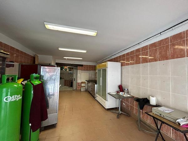 Local commercial 46m2 et cave de 25m2 en sous sol Elne emplacement idéal !