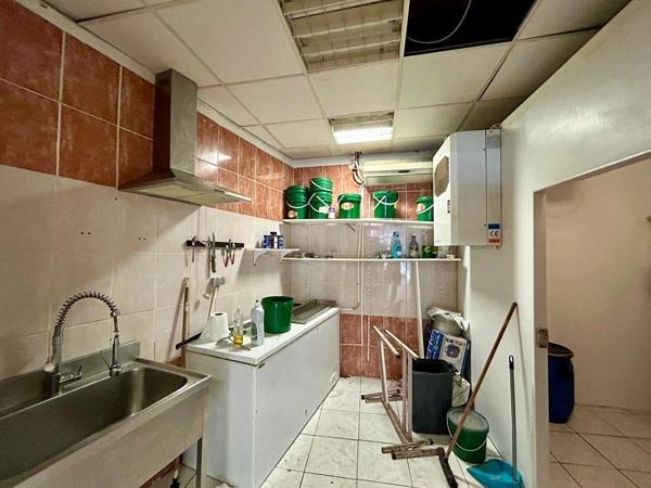 Local commercial 46m2 et cave de 25m2 en sous sol Elne emplacement idéal !