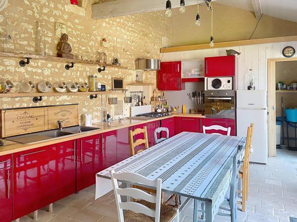 Ensemble immobilier avec deux logements indépendants, gîte, dépendances et piscine