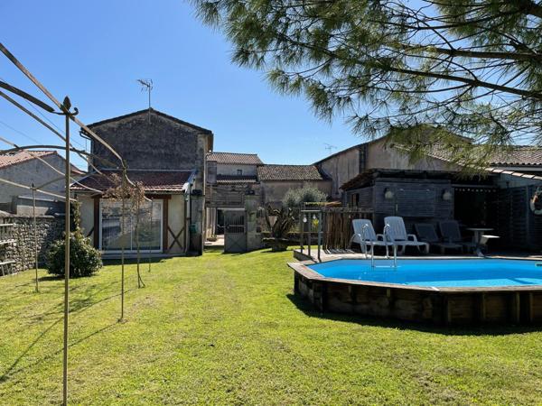 Ensemble immobilier avec deux logements indépendants, gîte, dépendances et piscine