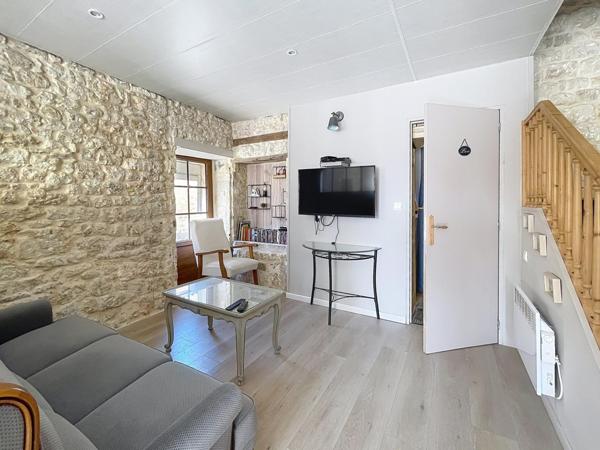 Ensemble immobilier avec deux logements indépendants, gîte, dépendances et piscine