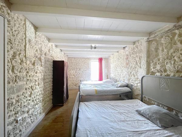 Ensemble immobilier avec deux logements indépendants, gîte, dépendances et piscine