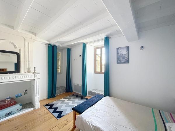 Ensemble immobilier avec deux logements indépendants, gîte, dépendances et piscine