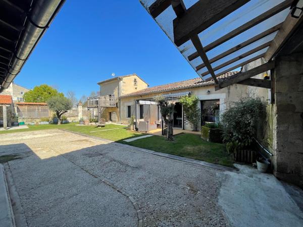 Ensemble immobilier avec deux logements indépendants, gîte, dépendances et piscine