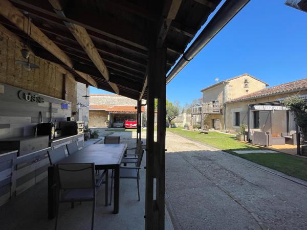 Ensemble immobilier avec deux logements indépendants, gîte, dépendances et piscine