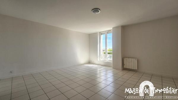 Location Appartement rénové - 2 chambres - 90m²- Résidence avec ascenseur et parking - Centre-ville de COGNAC