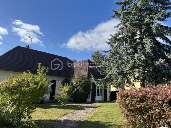 Située dans un environnement résidentiel calme, la maison bénéficie d'un accès rapide aux écoles et aux commerces de Rouillon, tout en permettant de rejoindre facilement les zones commerciales du Mans et le centre-ville en une quinzaine de minutes.
Cette maison individuelle construite en 1972 offre de beaux volumes, un vaste terrain et de nombreuses possibilités d'aménagement.
D'une surface habitable de 128 m² environ, elle se compose au rez-de-chaussée d'une entrée, d'une cuisine indépendante, d'une salle à manger, de trois chambres, d'une salle de bains, d'un couloir de distribution ainsi que d'une buanderie.
Le sous-sol complet propose des espaces particulièrement appréciés : une entrée indépendante à l'arrière de la maison, une chambre supplémentaire ou un bureau, un double garage, une cave, un local chaudière ainsi qu'un local dédié à la cuve à fioul.
L'ensemble est implanté sur un terrain d'environ 1 435 m², offrant un bel espace extérieur propice aux projets familiaux, au jardinage ou aux aménagements de loisirs.
Un véritable atout de cette propriété réside dans ses combles actuellement non aménagés. Leur configuration permet d'envisager la création d'environ 70 à 80 m² de surface habitable supplémentaire. De nombreuses possibilités s'offrent alors aux futurs propriétaires : chambres additionnelles, suite parentale, espace télétravail, salle de jeux ou encore espace détente.
Côté prestations :
• Double garage
• Cave
• Alarme
• Fenêtres bois avec survitrage en façade
• Fenêtres PVC double vitrage à l'arrière
• Chauffage au fioul
• Chaudière récente (environ 1 an) assurant également la production d'eau chaude
Cette maison nécessitera des travaux de modernisation afin d'améliorer ses performances énergétiques et son confort, tout en permettant aux futurs propriétaires de la personnaliser selon leurs envies.
Afin d’accompagner les futurs acquéreurs dans leur projet, plusieurs devis ont déjà été réalisés à titre informatif :
• Installation d'une VMC hygroréglable type B
• Mise en conformité des différents points électriques
• Isolation des combles perdus par laine soufflée
• Isolation du plancher bas du sous-sol
• Remplacement des menuiseries (fenêtres et portes)
• Aménagement des combles avec création d'une trémie, installation d'un escalier, isolation des rampants et finitions en plaques de plâtre
• Suppression de la cuve à fioul
• Installation d'une pompe à chaleur
Une belle opportunité pour les acquéreurs en quête d'un bien évolutif, offrant un important potentiel de valorisation dans un secteur recherché aux portes du Mans.
À découvrir sans tarder.