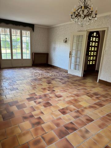 Située dans un environnement résidentiel calme, la maison bénéficie d'un accès rapide aux écoles et aux commerces de Rouillon, tout en permettant de rejoindre facilement les zones commerciales du Mans et le centre-ville en une quinzaine de minutes.
Cette maison individuelle construite en 1972 offre de beaux volumes, un vaste terrain et de nombreuses possibilités d'aménagement.
D'une surface habitable de 128 m² environ, elle se compose au rez-de-chaussée d'une entrée, d'une cuisine indépendante, d'une salle à manger, de trois chambres, d'une salle de bains, d'un couloir de distribution ainsi que d'une buanderie.
Le sous-sol complet propose des espaces particulièrement appréciés : une entrée indépendante à l'arrière de la maison, une chambre supplémentaire ou un bureau, un double garage, une cave, un local chaudière ainsi qu'un local dédié à la cuve à fioul.
L'ensemble est implanté sur un terrain d'environ 1 435 m², offrant un bel espace extérieur propice aux projets familiaux, au jardinage ou aux aménagements de loisirs.
Un véritable atout de cette propriété réside dans ses combles actuellement non aménagés. Leur configuration permet d'envisager la création d'environ 70 à 80 m² de surface habitable supplémentaire. De nombreuses possibilités s'offrent alors aux futurs propriétaires : chambres additionnelles, suite parentale, espace télétravail, salle de jeux ou encore espace détente.
Côté prestations :
• Double garage
• Cave
• Alarme
• Fenêtres bois avec survitrage en façade
• Fenêtres PVC double vitrage à l'arrière
• Chauffage au fioul
• Chaudière récente (environ 1 an) assurant également la production d'eau chaude
Cette maison nécessitera des travaux de modernisation afin d'améliorer ses performances énergétiques et son confort, tout en permettant aux futurs propriétaires de la personnaliser selon leurs envies.
Afin d’accompagner les futurs acquéreurs dans leur projet, plusieurs devis ont déjà été réalisés à titre informatif :
• Installation d'une VMC hygroréglable type B
• Mise en conformité des différents points électriques
• Isolation des combles perdus par laine soufflée
• Isolation du plancher bas du sous-sol
• Remplacement des menuiseries (fenêtres et portes)
• Aménagement des combles avec création d'une trémie, installation d'un escalier, isolation des rampants et finitions en plaques de plâtre
• Suppression de la cuve à fioul
• Installation d'une pompe à chaleur
Une belle opportunité pour les acquéreurs en quête d'un bien évolutif, offrant un important potentiel de valorisation dans un secteur recherché aux portes du Mans.
À découvrir sans tarder.