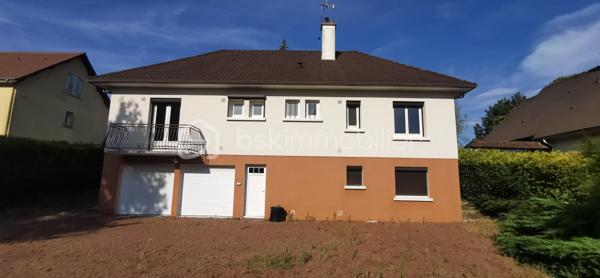 Située dans un environnement résidentiel calme, la maison bénéficie d'un accès rapide aux écoles et aux commerces de Rouillon, tout en permettant de rejoindre facilement les zones commerciales du Mans et le centre-ville en une quinzaine de minutes.
Cette maison individuelle construite en 1972 offre de beaux volumes, un vaste terrain et de nombreuses possibilités d'aménagement.
D'une surface habitable de 128 m² environ, elle se compose au rez-de-chaussée d'une entrée, d'une cuisine indépendante, d'une salle à manger, de trois chambres, d'une salle de bains, d'un couloir de distribution ainsi que d'une buanderie.
Le sous-sol complet propose des espaces particulièrement appréciés : une entrée indépendante à l'arrière de la maison, une chambre supplémentaire ou un bureau, un double garage, une cave, un local chaudière ainsi qu'un local dédié à la cuve à fioul.
L'ensemble est implanté sur un terrain d'environ 1 435 m², offrant un bel espace extérieur propice aux projets familiaux, au jardinage ou aux aménagements de loisirs.
Un véritable atout de cette propriété réside dans ses combles actuellement non aménagés. Leur configuration permet d'envisager la création d'environ 70 à 80 m² de surface habitable supplémentaire. De nombreuses possibilités s'offrent alors aux futurs propriétaires : chambres additionnelles, suite parentale, espace télétravail, salle de jeux ou encore espace détente.
Côté prestations :
• Double garage
• Cave
• Alarme
• Fenêtres bois avec survitrage en façade
• Fenêtres PVC double vitrage à l'arrière
• Chauffage au fioul
• Chaudière récente (environ 1 an) assurant également la production d'eau chaude
Cette maison nécessitera des travaux de modernisation afin d'améliorer ses performances énergétiques et son confort, tout en permettant aux futurs propriétaires de la personnaliser selon leurs envies.
Afin d’accompagner les futurs acquéreurs dans leur projet, plusieurs devis ont déjà été réalisés à titre informatif :
• Installation d'une VMC hygroréglable type B
• Mise en conformité des différents points électriques
• Isolation des combles perdus par laine soufflée
• Isolation du plancher bas du sous-sol
• Remplacement des menuiseries (fenêtres et portes)
• Aménagement des combles avec création d'une trémie, installation d'un escalier, isolation des rampants et finitions en plaques de plâtre
• Suppression de la cuve à fioul
• Installation d'une pompe à chaleur
Une belle opportunité pour les acquéreurs en quête d'un bien évolutif, offrant un important potentiel de valorisation dans un secteur recherché aux portes du Mans.
À découvrir sans tarder.