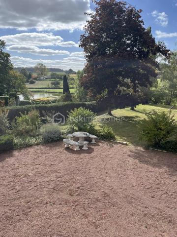 Située dans un environnement résidentiel calme, la maison bénéficie d'un accès rapide aux écoles et aux commerces de Rouillon, tout en permettant de rejoindre facilement les zones commerciales du Mans et le centre-ville en une quinzaine de minutes.
Cette maison individuelle construite en 1972 offre de beaux volumes, un vaste terrain et de nombreuses possibilités d'aménagement.
D'une surface habitable de 128 m² environ, elle se compose au rez-de-chaussée d'une entrée, d'une cuisine indépendante, d'une salle à manger, de trois chambres, d'une salle de bains, d'un couloir de distribution ainsi que d'une buanderie.
Le sous-sol complet propose des espaces particulièrement appréciés : une entrée indépendante à l'arrière de la maison, une chambre supplémentaire ou un bureau, un double garage, une cave, un local chaudière ainsi qu'un local dédié à la cuve à fioul.
L'ensemble est implanté sur un terrain d'environ 1 435 m², offrant un bel espace extérieur propice aux projets familiaux, au jardinage ou aux aménagements de loisirs.
Un véritable atout de cette propriété réside dans ses combles actuellement non aménagés. Leur configuration permet d'envisager la création d'environ 70 à 80 m² de surface habitable supplémentaire. De nombreuses possibilités s'offrent alors aux futurs propriétaires : chambres additionnelles, suite parentale, espace télétravail, salle de jeux ou encore espace détente.
Côté prestations :
• Double garage
• Cave
• Alarme
• Fenêtres bois avec survitrage en façade
• Fenêtres PVC double vitrage à l'arrière
• Chauffage au fioul
• Chaudière récente (environ 1 an) assurant également la production d'eau chaude
Cette maison nécessitera des travaux de modernisation afin d'améliorer ses performances énergétiques et son confort, tout en permettant aux futurs propriétaires de la personnaliser selon leurs envies.
Afin d’accompagner les futurs acquéreurs dans leur projet, plusieurs devis ont déjà été réalisés à titre informatif :
• Installation d'une VMC hygroréglable type B
• Mise en conformité des différents points électriques
• Isolation des combles perdus par laine soufflée
• Isolation du plancher bas du sous-sol
• Remplacement des menuiseries (fenêtres et portes)
• Aménagement des combles avec création d'une trémie, installation d'un escalier, isolation des rampants et finitions en plaques de plâtre
• Suppression de la cuve à fioul
• Installation d'une pompe à chaleur
Une belle opportunité pour les acquéreurs en quête d'un bien évolutif, offrant un important potentiel de valorisation dans un secteur recherché aux portes du Mans.
À découvrir sans tarder.