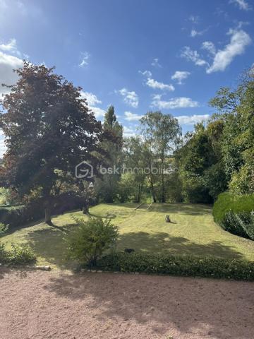 Située dans un environnement résidentiel calme, la maison bénéficie d'un accès rapide aux écoles et aux commerces de Rouillon, tout en permettant de rejoindre facilement les zones commerciales du Mans et le centre-ville en une quinzaine de minutes.
Cette maison individuelle construite en 1972 offre de beaux volumes, un vaste terrain et de nombreuses possibilités d'aménagement.
D'une surface habitable de 128 m² environ, elle se compose au rez-de-chaussée d'une entrée, d'une cuisine indépendante, d'une salle à manger, de trois chambres, d'une salle de bains, d'un couloir de distribution ainsi que d'une buanderie.
Le sous-sol complet propose des espaces particulièrement appréciés : une entrée indépendante à l'arrière de la maison, une chambre supplémentaire ou un bureau, un double garage, une cave, un local chaudière ainsi qu'un local dédié à la cuve à fioul.
L'ensemble est implanté sur un terrain d'environ 1 435 m², offrant un bel espace extérieur propice aux projets familiaux, au jardinage ou aux aménagements de loisirs.
Un véritable atout de cette propriété réside dans ses combles actuellement non aménagés. Leur configuration permet d'envisager la création d'environ 70 à 80 m² de surface habitable supplémentaire. De nombreuses possibilités s'offrent alors aux futurs propriétaires : chambres additionnelles, suite parentale, espace télétravail, salle de jeux ou encore espace détente.
Côté prestations :
• Double garage
• Cave
• Alarme
• Fenêtres bois avec survitrage en façade
• Fenêtres PVC double vitrage à l'arrière
• Chauffage au fioul
• Chaudière récente (environ 1 an) assurant également la production d'eau chaude
Cette maison nécessitera des travaux de modernisation afin d'améliorer ses performances énergétiques et son confort, tout en permettant aux futurs propriétaires de la personnaliser selon leurs envies.
Afin d’accompagner les futurs acquéreurs dans leur projet, plusieurs devis ont déjà été réalisés à titre informatif :
• Installation d'une VMC hygroréglable type B
• Mise en conformité des différents points électriques
• Isolation des combles perdus par laine soufflée
• Isolation du plancher bas du sous-sol
• Remplacement des menuiseries (fenêtres et portes)
• Aménagement des combles avec création d'une trémie, installation d'un escalier, isolation des rampants et finitions en plaques de plâtre
• Suppression de la cuve à fioul
• Installation d'une pompe à chaleur
Une belle opportunité pour les acquéreurs en quête d'un bien évolutif, offrant un important potentiel de valorisation dans un secteur recherché aux portes du Mans.
À découvrir sans tarder.