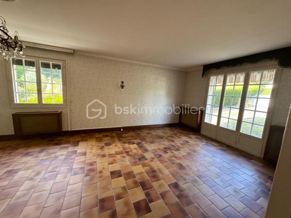 Située dans un environnement résidentiel calme, la maison bénéficie d'un accès rapide aux écoles et aux commerces de Rouillon, tout en permettant de rejoindre facilement les zones commerciales du Mans et le centre-ville en une quinzaine de minutes.
Cette maison individuelle construite en 1972 offre de beaux volumes, un vaste terrain et de nombreuses possibilités d'aménagement.
D'une surface habitable de 128 m² environ, elle se compose au rez-de-chaussée d'une entrée, d'une cuisine indépendante, d'une salle à manger, de trois chambres, d'une salle de bains, d'un couloir de distribution ainsi que d'une buanderie.
Le sous-sol complet propose des espaces particulièrement appréciés : une entrée indépendante à l'arrière de la maison, une chambre supplémentaire ou un bureau, un double garage, une cave, un local chaudière ainsi qu'un local dédié à la cuve à fioul.
L'ensemble est implanté sur un terrain d'environ 1 435 m², offrant un bel espace extérieur propice aux projets familiaux, au jardinage ou aux aménagements de loisirs.
Un véritable atout de cette propriété réside dans ses combles actuellement non aménagés. Leur configuration permet d'envisager la création d'environ 70 à 80 m² de surface habitable supplémentaire. De nombreuses possibilités s'offrent alors aux futurs propriétaires : chambres additionnelles, suite parentale, espace télétravail, salle de jeux ou encore espace détente.
Côté prestations :
• Double garage
• Cave
• Alarme
• Fenêtres bois avec survitrage en façade
• Fenêtres PVC double vitrage à l'arrière
• Chauffage au fioul
• Chaudière récente (environ 1 an) assurant également la production d'eau chaude
Cette maison nécessitera des travaux de modernisation afin d'améliorer ses performances énergétiques et son confort, tout en permettant aux futurs propriétaires de la personnaliser selon leurs envies.
Afin d’accompagner les futurs acquéreurs dans leur projet, plusieurs devis ont déjà été réalisés à titre informatif :
• Installation d'une VMC hygroréglable type B
• Mise en conformité des différents points électriques
• Isolation des combles perdus par laine soufflée
• Isolation du plancher bas du sous-sol
• Remplacement des menuiseries (fenêtres et portes)
• Aménagement des combles avec création d'une trémie, installation d'un escalier, isolation des rampants et finitions en plaques de plâtre
• Suppression de la cuve à fioul
• Installation d'une pompe à chaleur
Une belle opportunité pour les acquéreurs en quête d'un bien évolutif, offrant un important potentiel de valorisation dans un secteur recherché aux portes du Mans.
À découvrir sans tarder.