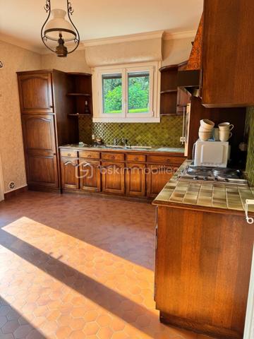 Située dans un environnement résidentiel calme, la maison bénéficie d'un accès rapide aux écoles et aux commerces de Rouillon, tout en permettant de rejoindre facilement les zones commerciales du Mans et le centre-ville en une quinzaine de minutes.
Cette maison individuelle construite en 1972 offre de beaux volumes, un vaste terrain et de nombreuses possibilités d'aménagement.
D'une surface habitable de 128 m² environ, elle se compose au rez-de-chaussée d'une entrée, d'une cuisine indépendante, d'une salle à manger, de trois chambres, d'une salle de bains, d'un couloir de distribution ainsi que d'une buanderie.
Le sous-sol complet propose des espaces particulièrement appréciés : une entrée indépendante à l'arrière de la maison, une chambre supplémentaire ou un bureau, un double garage, une cave, un local chaudière ainsi qu'un local dédié à la cuve à fioul.
L'ensemble est implanté sur un terrain d'environ 1 435 m², offrant un bel espace extérieur propice aux projets familiaux, au jardinage ou aux aménagements de loisirs.
Un véritable atout de cette propriété réside dans ses combles actuellement non aménagés. Leur configuration permet d'envisager la création d'environ 70 à 80 m² de surface habitable supplémentaire. De nombreuses possibilités s'offrent alors aux futurs propriétaires : chambres additionnelles, suite parentale, espace télétravail, salle de jeux ou encore espace détente.
Côté prestations :
• Double garage
• Cave
• Alarme
• Fenêtres bois avec survitrage en façade
• Fenêtres PVC double vitrage à l'arrière
• Chauffage au fioul
• Chaudière récente (environ 1 an) assurant également la production d'eau chaude
Cette maison nécessitera des travaux de modernisation afin d'améliorer ses performances énergétiques et son confort, tout en permettant aux futurs propriétaires de la personnaliser selon leurs envies.
Afin d’accompagner les futurs acquéreurs dans leur projet, plusieurs devis ont déjà été réalisés à titre informatif :
• Installation d'une VMC hygroréglable type B
• Mise en conformité des différents points électriques
• Isolation des combles perdus par laine soufflée
• Isolation du plancher bas du sous-sol
• Remplacement des menuiseries (fenêtres et portes)
• Aménagement des combles avec création d'une trémie, installation d'un escalier, isolation des rampants et finitions en plaques de plâtre
• Suppression de la cuve à fioul
• Installation d'une pompe à chaleur
Une belle opportunité pour les acquéreurs en quête d'un bien évolutif, offrant un important potentiel de valorisation dans un secteur recherché aux portes du Mans.
À découvrir sans tarder.