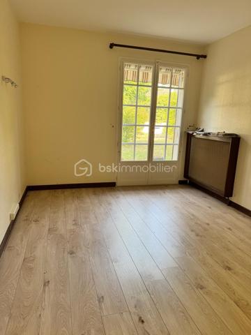 Située dans un environnement résidentiel calme, la maison bénéficie d'un accès rapide aux écoles et aux commerces de Rouillon, tout en permettant de rejoindre facilement les zones commerciales du Mans et le centre-ville en une quinzaine de minutes.
Cette maison individuelle construite en 1972 offre de beaux volumes, un vaste terrain et de nombreuses possibilités d'aménagement.
D'une surface habitable de 128 m² environ, elle se compose au rez-de-chaussée d'une entrée, d'une cuisine indépendante, d'une salle à manger, de trois chambres, d'une salle de bains, d'un couloir de distribution ainsi que d'une buanderie.
Le sous-sol complet propose des espaces particulièrement appréciés : une entrée indépendante à l'arrière de la maison, une chambre supplémentaire ou un bureau, un double garage, une cave, un local chaudière ainsi qu'un local dédié à la cuve à fioul.
L'ensemble est implanté sur un terrain d'environ 1 435 m², offrant un bel espace extérieur propice aux projets familiaux, au jardinage ou aux aménagements de loisirs.
Un véritable atout de cette propriété réside dans ses combles actuellement non aménagés. Leur configuration permet d'envisager la création d'environ 70 à 80 m² de surface habitable supplémentaire. De nombreuses possibilités s'offrent alors aux futurs propriétaires : chambres additionnelles, suite parentale, espace télétravail, salle de jeux ou encore espace détente.
Côté prestations :
• Double garage
• Cave
• Alarme
• Fenêtres bois avec survitrage en façade
• Fenêtres PVC double vitrage à l'arrière
• Chauffage au fioul
• Chaudière récente (environ 1 an) assurant également la production d'eau chaude
Cette maison nécessitera des travaux de modernisation afin d'améliorer ses performances énergétiques et son confort, tout en permettant aux futurs propriétaires de la personnaliser selon leurs envies.
Afin d’accompagner les futurs acquéreurs dans leur projet, plusieurs devis ont déjà été réalisés à titre informatif :
• Installation d'une VMC hygroréglable type B
• Mise en conformité des différents points électriques
• Isolation des combles perdus par laine soufflée
• Isolation du plancher bas du sous-sol
• Remplacement des menuiseries (fenêtres et portes)
• Aménagement des combles avec création d'une trémie, installation d'un escalier, isolation des rampants et finitions en plaques de plâtre
• Suppression de la cuve à fioul
• Installation d'une pompe à chaleur
Une belle opportunité pour les acquéreurs en quête d'un bien évolutif, offrant un important potentiel de valorisation dans un secteur recherché aux portes du Mans.
À découvrir sans tarder.