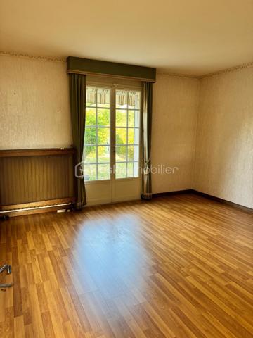 Située dans un environnement résidentiel calme, la maison bénéficie d'un accès rapide aux écoles et aux commerces de Rouillon, tout en permettant de rejoindre facilement les zones commerciales du Mans et le centre-ville en une quinzaine de minutes.
Cette maison individuelle construite en 1972 offre de beaux volumes, un vaste terrain et de nombreuses possibilités d'aménagement.
D'une surface habitable de 128 m² environ, elle se compose au rez-de-chaussée d'une entrée, d'une cuisine indépendante, d'une salle à manger, de trois chambres, d'une salle de bains, d'un couloir de distribution ainsi que d'une buanderie.
Le sous-sol complet propose des espaces particulièrement appréciés : une entrée indépendante à l'arrière de la maison, une chambre supplémentaire ou un bureau, un double garage, une cave, un local chaudière ainsi qu'un local dédié à la cuve à fioul.
L'ensemble est implanté sur un terrain d'environ 1 435 m², offrant un bel espace extérieur propice aux projets familiaux, au jardinage ou aux aménagements de loisirs.
Un véritable atout de cette propriété réside dans ses combles actuellement non aménagés. Leur configuration permet d'envisager la création d'environ 70 à 80 m² de surface habitable supplémentaire. De nombreuses possibilités s'offrent alors aux futurs propriétaires : chambres additionnelles, suite parentale, espace télétravail, salle de jeux ou encore espace détente.
Côté prestations :
• Double garage
• Cave
• Alarme
• Fenêtres bois avec survitrage en façade
• Fenêtres PVC double vitrage à l'arrière
• Chauffage au fioul
• Chaudière récente (environ 1 an) assurant également la production d'eau chaude
Cette maison nécessitera des travaux de modernisation afin d'améliorer ses performances énergétiques et son confort, tout en permettant aux futurs propriétaires de la personnaliser selon leurs envies.
Afin d’accompagner les futurs acquéreurs dans leur projet, plusieurs devis ont déjà été réalisés à titre informatif :
• Installation d'une VMC hygroréglable type B
• Mise en conformité des différents points électriques
• Isolation des combles perdus par laine soufflée
• Isolation du plancher bas du sous-sol
• Remplacement des menuiseries (fenêtres et portes)
• Aménagement des combles avec création d'une trémie, installation d'un escalier, isolation des rampants et finitions en plaques de plâtre
• Suppression de la cuve à fioul
• Installation d'une pompe à chaleur
Une belle opportunité pour les acquéreurs en quête d'un bien évolutif, offrant un important potentiel de valorisation dans un secteur recherché aux portes du Mans.
À découvrir sans tarder.