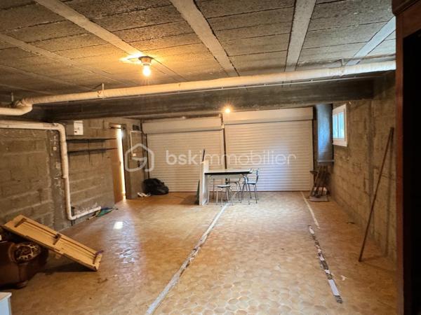 Située dans un environnement résidentiel calme, la maison bénéficie d'un accès rapide aux écoles et aux commerces de Rouillon, tout en permettant de rejoindre facilement les zones commerciales du Mans et le centre-ville en une quinzaine de minutes.
Cette maison individuelle construite en 1972 offre de beaux volumes, un vaste terrain et de nombreuses possibilités d'aménagement.
D'une surface habitable de 128 m² environ, elle se compose au rez-de-chaussée d'une entrée, d'une cuisine indépendante, d'une salle à manger, de trois chambres, d'une salle de bains, d'un couloir de distribution ainsi que d'une buanderie.
Le sous-sol complet propose des espaces particulièrement appréciés : une entrée indépendante à l'arrière de la maison, une chambre supplémentaire ou un bureau, un double garage, une cave, un local chaudière ainsi qu'un local dédié à la cuve à fioul.
L'ensemble est implanté sur un terrain d'environ 1 435 m², offrant un bel espace extérieur propice aux projets familiaux, au jardinage ou aux aménagements de loisirs.
Un véritable atout de cette propriété réside dans ses combles actuellement non aménagés. Leur configuration permet d'envisager la création d'environ 70 à 80 m² de surface habitable supplémentaire. De nombreuses possibilités s'offrent alors aux futurs propriétaires : chambres additionnelles, suite parentale, espace télétravail, salle de jeux ou encore espace détente.
Côté prestations :
• Double garage
• Cave
• Alarme
• Fenêtres bois avec survitrage en façade
• Fenêtres PVC double vitrage à l'arrière
• Chauffage au fioul
• Chaudière récente (environ 1 an) assurant également la production d'eau chaude
Cette maison nécessitera des travaux de modernisation afin d'améliorer ses performances énergétiques et son confort, tout en permettant aux futurs propriétaires de la personnaliser selon leurs envies.
Afin d’accompagner les futurs acquéreurs dans leur projet, plusieurs devis ont déjà été réalisés à titre informatif :
• Installation d'une VMC hygroréglable type B
• Mise en conformité des différents points électriques
• Isolation des combles perdus par laine soufflée
• Isolation du plancher bas du sous-sol
• Remplacement des menuiseries (fenêtres et portes)
• Aménagement des combles avec création d'une trémie, installation d'un escalier, isolation des rampants et finitions en plaques de plâtre
• Suppression de la cuve à fioul
• Installation d'une pompe à chaleur
Une belle opportunité pour les acquéreurs en quête d'un bien évolutif, offrant un important potentiel de valorisation dans un secteur recherché aux portes du Mans.
À découvrir sans tarder.