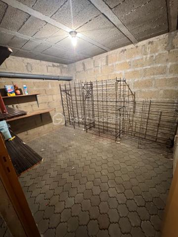 Située dans un environnement résidentiel calme, la maison bénéficie d'un accès rapide aux écoles et aux commerces de Rouillon, tout en permettant de rejoindre facilement les zones commerciales du Mans et le centre-ville en une quinzaine de minutes.
Cette maison individuelle construite en 1972 offre de beaux volumes, un vaste terrain et de nombreuses possibilités d'aménagement.
D'une surface habitable de 128 m² environ, elle se compose au rez-de-chaussée d'une entrée, d'une cuisine indépendante, d'une salle à manger, de trois chambres, d'une salle de bains, d'un couloir de distribution ainsi que d'une buanderie.
Le sous-sol complet propose des espaces particulièrement appréciés : une entrée indépendante à l'arrière de la maison, une chambre supplémentaire ou un bureau, un double garage, une cave, un local chaudière ainsi qu'un local dédié à la cuve à fioul.
L'ensemble est implanté sur un terrain d'environ 1 435 m², offrant un bel espace extérieur propice aux projets familiaux, au jardinage ou aux aménagements de loisirs.
Un véritable atout de cette propriété réside dans ses combles actuellement non aménagés. Leur configuration permet d'envisager la création d'environ 70 à 80 m² de surface habitable supplémentaire. De nombreuses possibilités s'offrent alors aux futurs propriétaires : chambres additionnelles, suite parentale, espace télétravail, salle de jeux ou encore espace détente.
Côté prestations :
• Double garage
• Cave
• Alarme
• Fenêtres bois avec survitrage en façade
• Fenêtres PVC double vitrage à l'arrière
• Chauffage au fioul
• Chaudière récente (environ 1 an) assurant également la production d'eau chaude
Cette maison nécessitera des travaux de modernisation afin d'améliorer ses performances énergétiques et son confort, tout en permettant aux futurs propriétaires de la personnaliser selon leurs envies.
Afin d’accompagner les futurs acquéreurs dans leur projet, plusieurs devis ont déjà été réalisés à titre informatif :
• Installation d'une VMC hygroréglable type B
• Mise en conformité des différents points électriques
• Isolation des combles perdus par laine soufflée
• Isolation du plancher bas du sous-sol
• Remplacement des menuiseries (fenêtres et portes)
• Aménagement des combles avec création d'une trémie, installation d'un escalier, isolation des rampants et finitions en plaques de plâtre
• Suppression de la cuve à fioul
• Installation d'une pompe à chaleur
Une belle opportunité pour les acquéreurs en quête d'un bien évolutif, offrant un important potentiel de valorisation dans un secteur recherché aux portes du Mans.
À découvrir sans tarder.