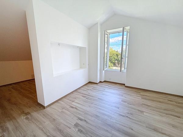 CHARME, VOLUMES ET RAFFINEMENT ANCIEN CORPS DE FERME RÉNOVÉ À PAMIERS