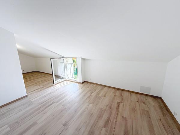 CHARME, VOLUMES ET RAFFINEMENT ANCIEN CORPS DE FERME RÉNOVÉ À PAMIERS