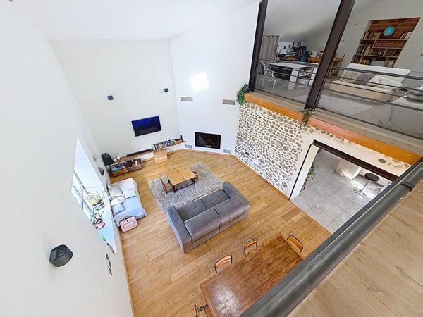 CHARME, VOLUMES ET RAFFINEMENT ANCIEN CORPS DE FERME RÉNOVÉ À PAMIERS