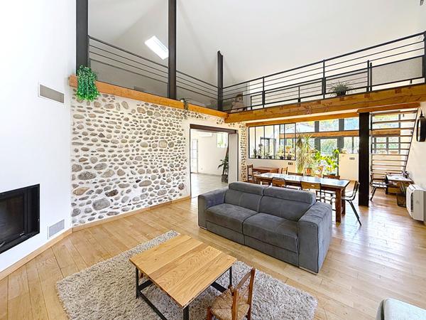 CHARME, VOLUMES ET RAFFINEMENT ANCIEN CORPS DE FERME RÉNOVÉ À PAMIERS