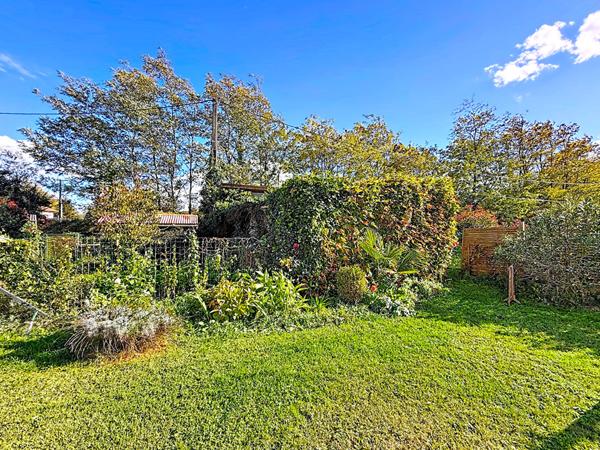 CHARME, VOLUMES ET RAFFINEMENT ANCIEN CORPS DE FERME RÉNOVÉ À PAMIERS