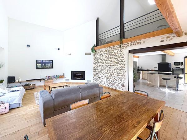 CHARME, VOLUMES ET RAFFINEMENT ANCIEN CORPS DE FERME RÉNOVÉ À PAMIERS