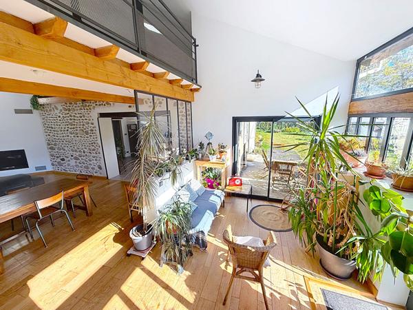 CHARME, VOLUMES ET RAFFINEMENT ANCIEN CORPS DE FERME RÉNOVÉ À PAMIERS