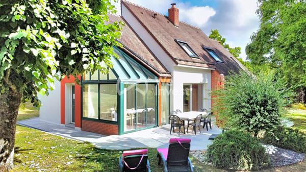 Maison d’architecte dans un écrin de verdure.