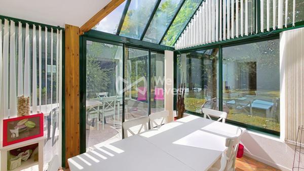 Maison d’architecte dans un écrin de verdure.