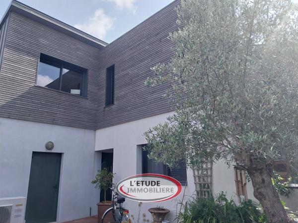 PAIMBOEUF CENTRE : bien atypique, maison-loft (175 m²), + terrasses, annexes et garage !
