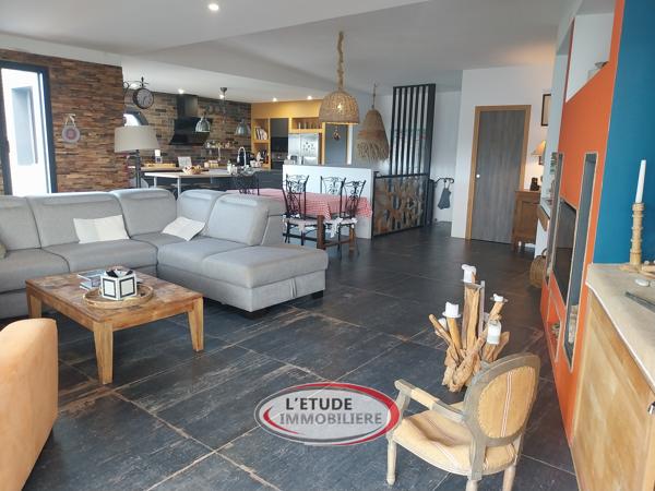 PAIMBOEUF CENTRE : bien atypique, maison-loft (175 m²), + terrasses, annexes et garage !
