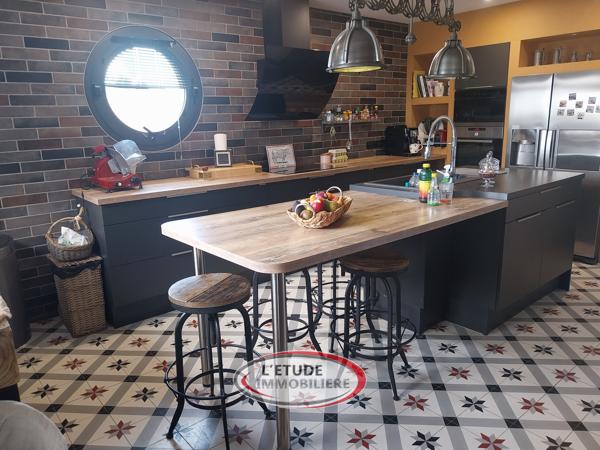 PAIMBOEUF CENTRE : bien atypique, maison-loft (175 m²), + terrasses, annexes et garage !
