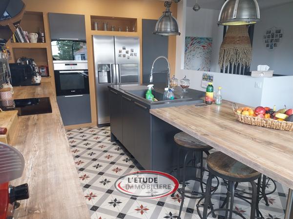 PAIMBOEUF CENTRE : bien atypique, maison-loft (175 m²), + terrasses, annexes et garage !
