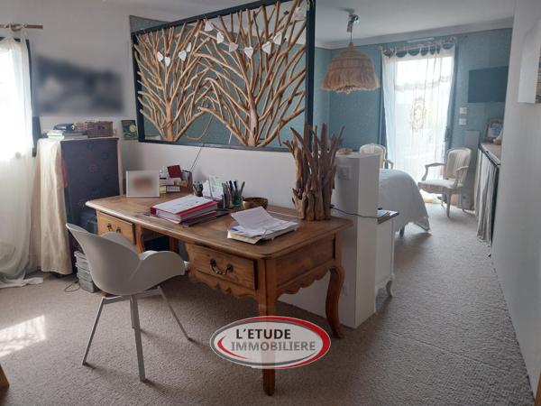 PAIMBOEUF CENTRE : bien atypique, maison-loft (175 m²), + terrasses, annexes et garage !