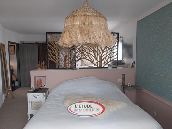PAIMBOEUF CENTRE : bien atypique, maison-loft (175 m²), + terrasses, annexes et garage !