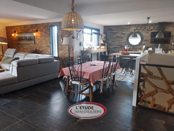 PAIMBOEUF CENTRE : bien atypique, maison-loft (175 m²), + terrasses, annexes et garage !
