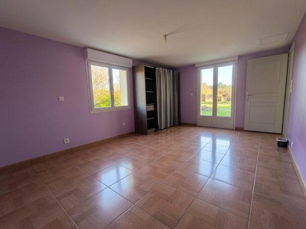 Séjour lumineux et grand terrain constructible